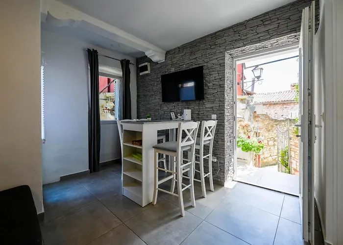 Апартаменты Stube Old Town With Balcony