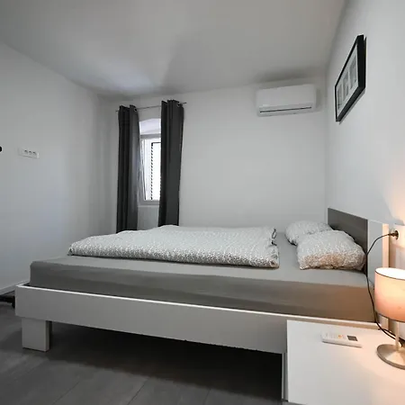 아파트 Stube Old Town With Balcony