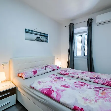 아파트 Stube Old Town With Balcony